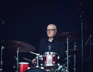 Mikko Leppilampi Instagram - Meijän bändi🤍

#mikkoleppilampiband 

Kuvat: @tiiaohman