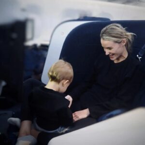 Mikko Leppilampi Instagram - Mainos | @feelfinnair Black Fridayn myötä palaan vielä kerran meidän syyskuiseen Singaporen matkaan (storyn puolella lisää Finnairin Black Friday kohteista ja lentotarjouksista!).
 
Jos ja kun yli 13 tunnin lento ei tavallisesti ole itsellekkään mikään ihan helppo nakki, niin vielä vähemmän sen pitäisi olla sitä uteliaan ja eläväisen 1-vuotiaan kanssa. Mutta, kiitos sen, että me päästiin kokemaan tää suora Singaporen lento Finnairin A330- ja A350-lentokoneista löytyvässä täysin uudistetussa businessluokassa, sitä se kuitenkin oli! 

Tilaa on jopa yllättävän paljon niin meille, kuin myös tavaroille. Matkustamon kokonaistyyli ja uusien AirLounge-istuimien ja valo ratkaisuiden moderni skandi-muotoilu noudattaa samaa uudenlaisen suunnittelun henkeä, mikä näkyy ja tuntuu jo uusissa Finnair Loungeissa. Tuolien monipuolinen funktionaalisuus ja sisäänrakennettu internetyhteys ja muut tekniset ominaisuudet, kuten USB A- ja C-portit, langaton lataus puhelimelle ja virtapaikka tietokoneelle - toisin sanoen, kaikki työskentelyyn tarvittava - on niin poikkeuksellista tarjontaa, että se sai viereisen paikan amerikkalaisen matkustajan ihan ääneen ihastelemaan asiaa. 

On Marimekon lakanat, Harri Koskisen suunnittelemat Iittalan astiat, uusi isompi, entistä responsiivisempi näyttö ja erittäin monipuolinen ja kattava viihde sisältö uutuus leffoista ja sarjoista dokkareihin, lastenohjelmiin ja peleihin. 

Ja lennon aikana meille tarjoiltiin kolme aidosti hyvää ja laadukasta Pohjoismaisten raaka-aineiden ja japanilaisen ammattitaidon upealla tavalla yhdistävää ateriaa. Mikä parasta, me päästiin nukkumaan koko perhe täydet yöunet täydellisen mukavassa makuuasennossa! 
 
 
Meidän perheen loma alkoi ihan oikeasti jo lennolla. Siitä siis vielä kerran lämmin kiitos, Finnair ja koko upea henkilökunta! 
 
 
Tän uuden businessluokan pääsee muuten kokemaan Singaporen lisäksi nyt suorilla lennoilla mm. myös New Yorkiin, joka onkin Finnairin Black Friday -kohde!
 
 
#feelfinnair