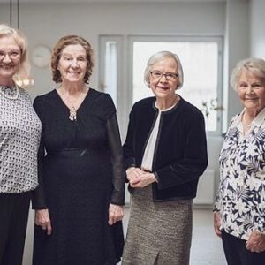 Mikko Leppilampi Instagram - Hyvää Naistenpäivää! Laitan saman kuvan, kuin viime vuonnakin, koska onneksemme nämä meidän perheen sukujen matriarkat, iso-iso-äidit, kaikki neljä, ovat edelleenkin johdossa. Sankarinaisia. 

#naistenpäivä