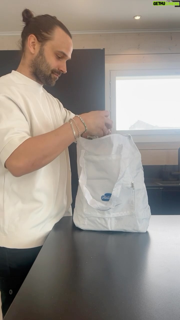 Mikko Parikka - 2.4K Likes - Mainos @valiofi PROfeel 💪 Kesä ja jefukausi lähestyy❄️😂 Mä käyn yllättämässä mun entisen pelikaverin @nousiainenn joka palaa pahan loukkaantumisen jälkeen Vaahteraliigan kentille🏈 Näillä PROfeel maustetuilla raejuustoilla munki palautuminen olis ollu aika paljon maistuvampaa aikoinaan😂💪 Tsempit kauteen @nousiainenn ja @porvoonbutchers ✌️