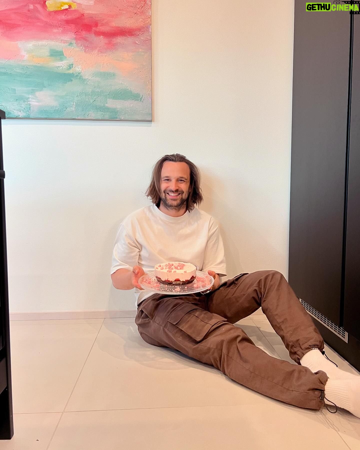 Mikko Parikka - 2.7K Likes - Mainos @valiofi 🍰 Äitienpäivä lähestyy ja on siis mun aika kääriä hihat ja leipasta kakku (tyttöjen avustuksella tietenkin😂) @valiofi aplikaatiosta löytyy valtavasti reseptejä, inspiraatiota ja apuvälineitä kokkailuun ja leivontaan. Valion tuotepakettien QR-koodia klikkaamalla pääsee @valiofi sivuille just kyseisen tuotteen resepteihin. Sieltä meki lähettiin liikkeelle✌️ Kiitos @valiofi että mäkin onnistun näissä leivontahommissa🙏😀❤️
