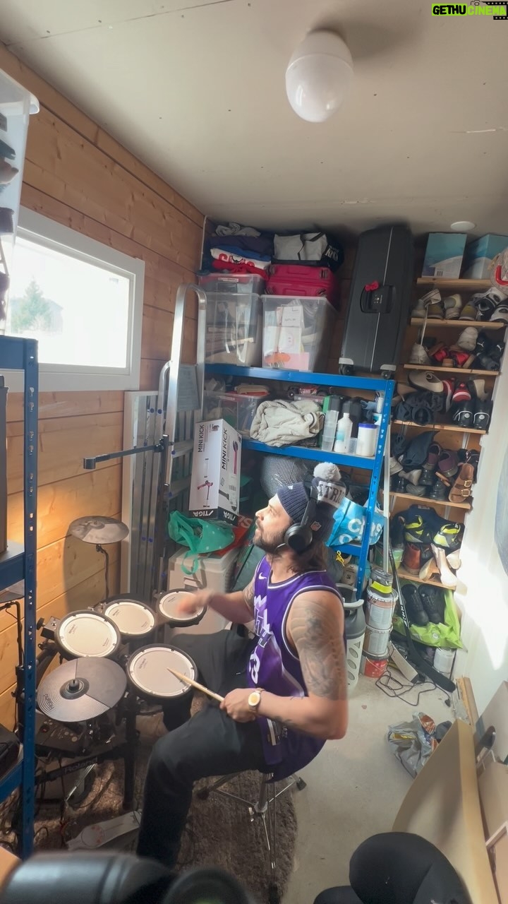 Mikko Parikka - 1.4K Likes - Kevääseen kuuluu varaston siivoaminen ja punk rock🤘🥁