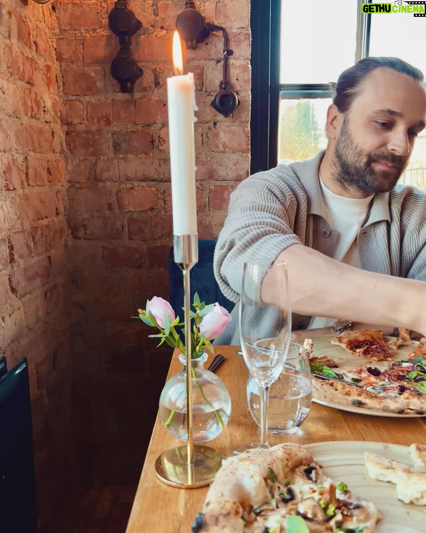 Mikko Parikka - 2.4K Likes - Treffi-ilta eilen oli kiva✌️❤️ ja @edvinpizzanapoletana on todella kova💪🙏
