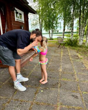 Mikko Parikka Instagram - Kellukkeisiin ilmaa ja uimaan🤘❤️