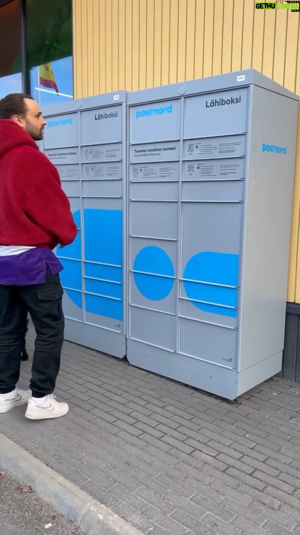 Mikko Parikka - 1.3K Likes - Mainos @postnordsuomi ✌️ Mulla alko salainen tehtävä kotona, kun tuli aika hommata äitienpäivälahja vaimolle. Mut lahjan tilaus ja toimitus hoitu superhelposti, @postnordsuomi avulla, tottakai! #munlähiboksi #maailmaluoksesi