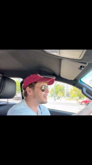 Mikołaj Roznerski Instagram - Gdzieś te dźwięki na pewno  są 🤭
Ale czy to ważne ? 😉
Najważniejsze , że ,, lubię być … ,, ☺️

Wspaniałego ❤️