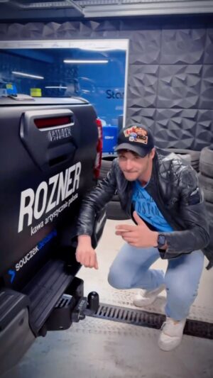 Mikołaj Roznerski Instagram - Oklejenie samochodu to jak zaprojektowanie go dokładnie tak jak sobie wymarzysz 😋
Ja wymarzyłem sobie taki 🥰
Przedstawiam Wam nowy  służbowy 😋 nabytek Rozner Teamu ❤️
Teraz ekspres na pakę  słoneczko i już niedługo będę u Was 😋
Do zobaczenia na trasie 😁
