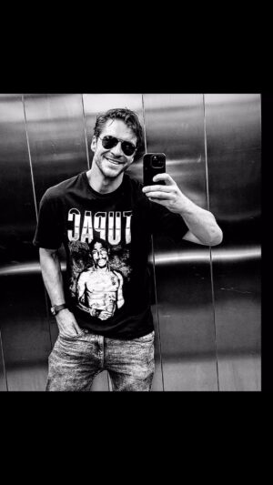 Mikołaj Roznerski Instagram - (…) … nie schodzi Ci z twarzy … ktoś to kojarzy ?
mówią ładnie do garnituru … swetra … czy do munduru … który .. pod jego .. siłą … rozchodzi się wszystko w pył .. chociaż nie wiadomo jakby człowiek się ze smutku wił … to on roznosi .. roznosi wszystko w pył … .. 
szczery czy nie szczery tego …nikt nie wie do cholery … tylko ten co .. co podnosi kąciki  ust … a w duszy może pociąga za pust…..jednym się podoba .. drugim nie … 
to jest gust … ale jest przypisany każdemu z nas .. l
…czasem ktoś mówi.. zrób to tak pięknie  robisz .. 
schowaj swój snobizm .. 
..to nie show bizzz.. 
..niech będzie Twoja bronią .. to zle  kruki nigdy Cię nie do gonia.. 
wiesz już oczym nawijam … ?
To uśmiech …zaczyna się tam .. gdzie kończy się szyja☺️…(,,) 

#wariacjeRapowe #RoznerSquad