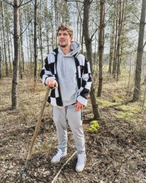 Mikołaj Roznerski Instagram - (,,)..z nadzieją patrzę w przyszłość .. 
…obca mi jest emocja ..złość … chociaż czasem dają w kość … to postawa zdobywcy … jest … trzymam dla siebie …łopaty gest 🤭……choć mchu ..szelest słychać  blisko …tworzę sobie nadziei  ognisko …mam swoich ludzi …nigdy nie upadnę nisko…chociaż czasem dookoła ślisko … oj ślisko ..ślisko … akceptuję ..ten dzisiejszy … świat 
..mentalny gest  łopatą … 
i szach mat ..(,,) 

#RoznerSquad#Kwiaty#klip #comingsoon #rapstream #i#idziemy#w#dym