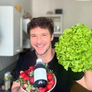 Mikołaj Roznerski Instagram - Kochani ♥️!
Dziś Światowy Dzień Sportu 
Dobrze sie odżywiacie ?
Witaminki macie ?
O siebie dbacie ?
Warzywa i owoce zajadacie ?
Bo przecież to nasze paliwo do wszelkiej aktywności .. 
a do tego dołożyć trzeba jeszcze odpowiednią suplementację . 
Mnie suplementuje @bioelixirepolska❤️
Od wewnątrz w postaci suplementu diety i od zewnątrz w postaci Szamponu Gęste Włosy , Odżywki i Wcierki . 
Wszystko to doskonałe połączenie natury i witamin dbających o moją ,, grzywę ,,🤭 
Sprawdźcie sami 😋♥️
Mówię to ja , zadowolony ambasador i klient marki @bioelixirepolska . 

Jedzcie  zdrowo , ruszajcie się i żyjcie najlepiej jak potraficie ♥️
Wasz Rozner 😋

Ps .Zdjęcie powstało dzięki uprzejmości moich ukochanych Pań  u których kupuję warzywa i owoce najlepsze w Warszawie na Hali Mirowskiej . 
Zajrzycie tam , zarażają uśmiechem i apetytem ♥️♥️♥️😋

#dzienSportu#witaminy#zdrowie#ruch#dobrzejeść #suplementacja#bioelixirepolska#gestewlosy