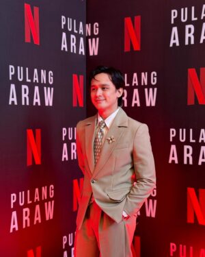 Mikoy Morales Instagram - Being with the network for more than a decade now, I couldn’t be any prouder (and luckier) to be part of this show that’s historical in more ways than one. Ladies, gentlemen and everyone in between - PULANG ARAW.

Through Netflix and GMA’s first partnership, itinataas namin nang magiting ang show na ito bilang mga Kapuso at Pilipino. Para sa inyo ‘to, para sa atin.

Shet, kaya natin guys. 🔥 
#PulangAraw #PulangArawOnNetflix
