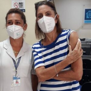Mila Moreira Instagram - Vacinada!!! Viva!  # SUS, # CIÊNCIA