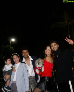 Milciades Cantillo Instagram - Feliz noche buena, Dios los bendiga grande a todos, los amo mucho familia. Desde Miami reunidos con las personas que amamos les mandamos los mejores deseos, vida , salud, amor y prosperidad. 🫶🫶🎉🎉💛💛🙌🏽🙌🏽🙏🏽🙏🏽#LiamCantilloRoa @taniaeroa @vivianossa @jeronimocantillo