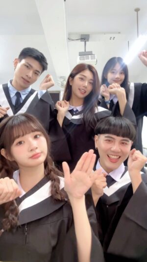 Mimi Shao Instagram - 🎓🎓
