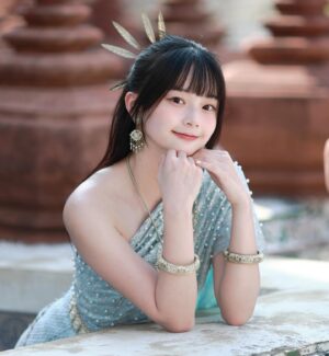 Mimi Shao Instagram - ชุดไทยสวยมากจริงๆ💙

但在中午艷陽39度下拍泰服
這體驗近期不會想再一次(」°ロ°)」