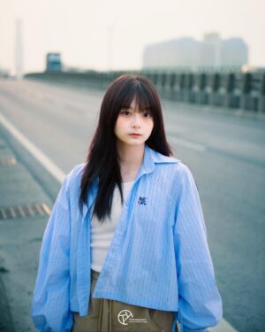 Mimi Shao Instagram - -
🛣️🚶‍♀️‍➡️

📷 @ty_photography___ 
👔 @nihow_official @romanticcrown_seoul @romanticcrown_outfit 💙🙇‍♀️

#RomanticCrown #NIHOW