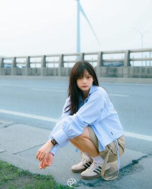 Mimi Shao Instagram - -
🛣️🚶‍♀️‍➡️

📷 @ty_photography___ 
👔 @nihow_official @romanticcrown_seoul @romanticcrown_outfit 💙🙇‍♀️

#RomanticCrown #NIHOW