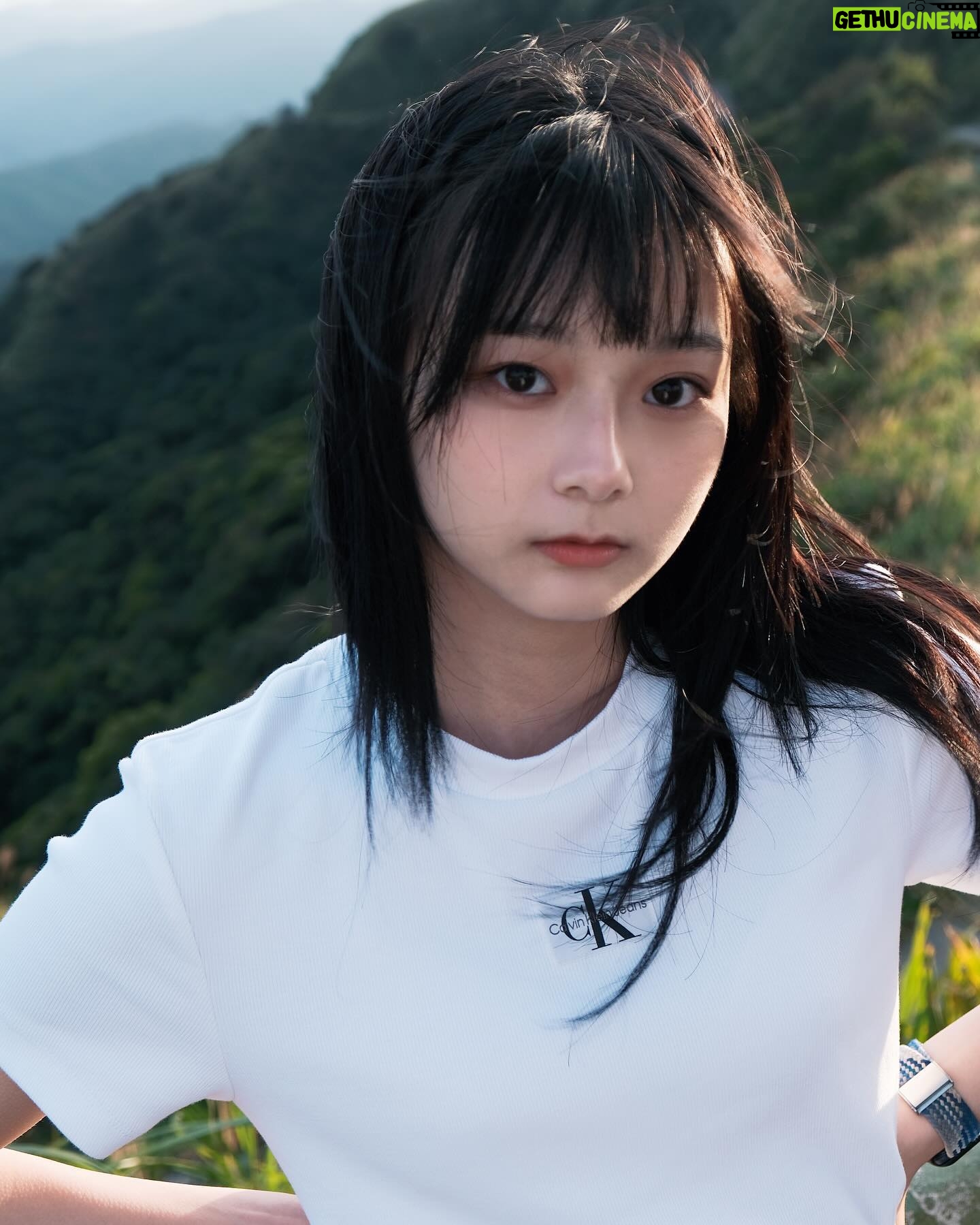 Mimi Shao - 2K Likes - -
在靠近太陽的山上吹吹風🌬️
不知不覺迎來大學最後一個學期
心中還有一些小朋友還沒長大的碎片
有點不捨脫離學生的身分
卻又期待畢業後的生活