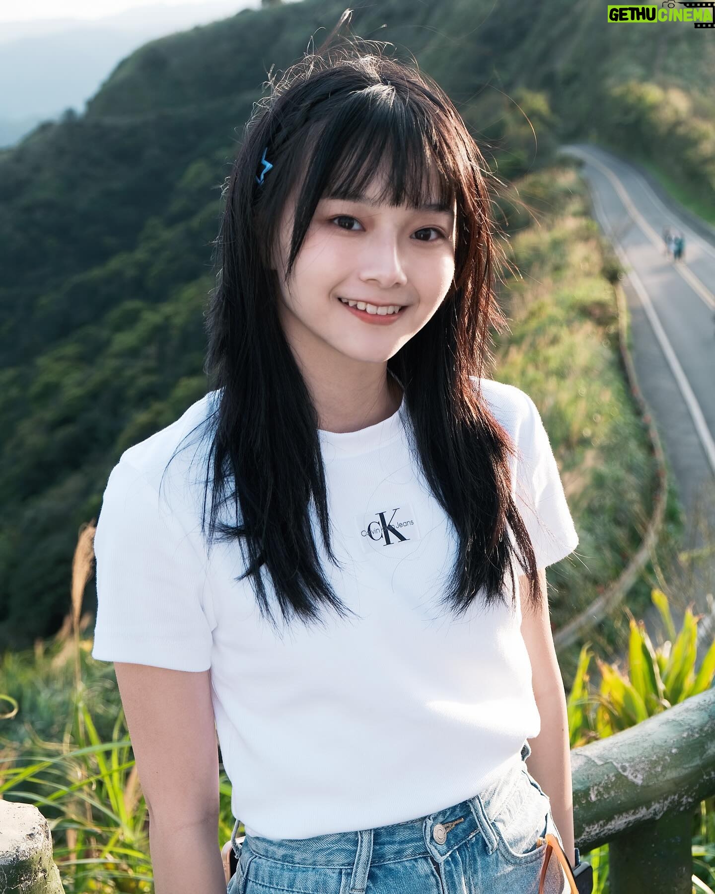 Mimi Shao - 2K Likes - -
在靠近太陽的山上吹吹風🌬️
不知不覺迎來大學最後一個學期
心中還有一些小朋友還沒長大的碎片
有點不捨脫離學生的身分
卻又期待畢業後的生活