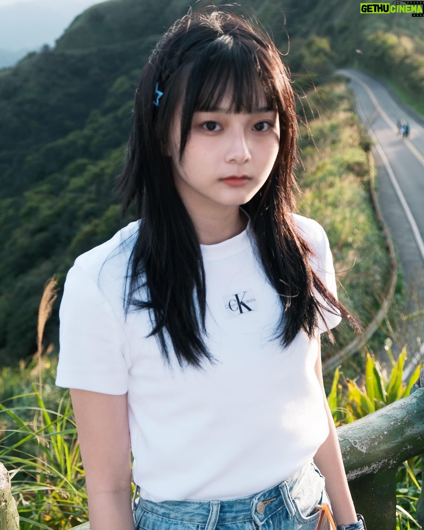 Mimi Shao - 2K Likes - -
在靠近太陽的山上吹吹風🌬️
不知不覺迎來大學最後一個學期
心中還有一些小朋友還沒長大的碎片
有點不捨脫離學生的身分
卻又期待畢業後的生活