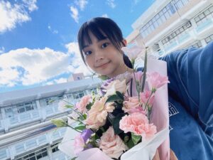 Mimi Shao Instagram - -
𝟸𝟶𝟸𝟹,𝟿,𝟸𝟹 殺青

謝謝妳療癒我
謝謝妳帶我去看海
謝謝妳帶我面對我一直不敢正視的傷口
謝謝妳讓我知道還有妳陪我

如此相像的妳 一定要繼續勇敢下去喔 
我在未來等妳

（拖這麼久才發一定又是因為走不出來ಥ_ಥ）