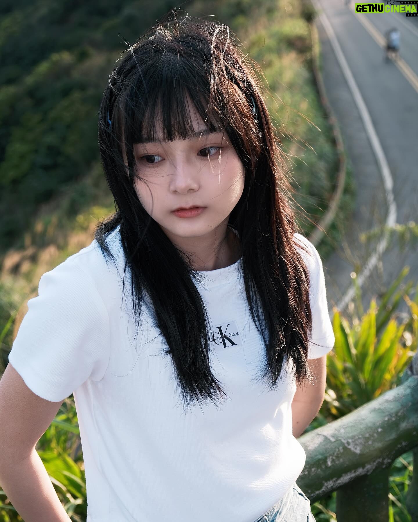 Mimi Shao - 2K Likes - -
在靠近太陽的山上吹吹風🌬️
不知不覺迎來大學最後一個學期
心中還有一些小朋友還沒長大的碎片
有點不捨脫離學生的身分
卻又期待畢業後的生活