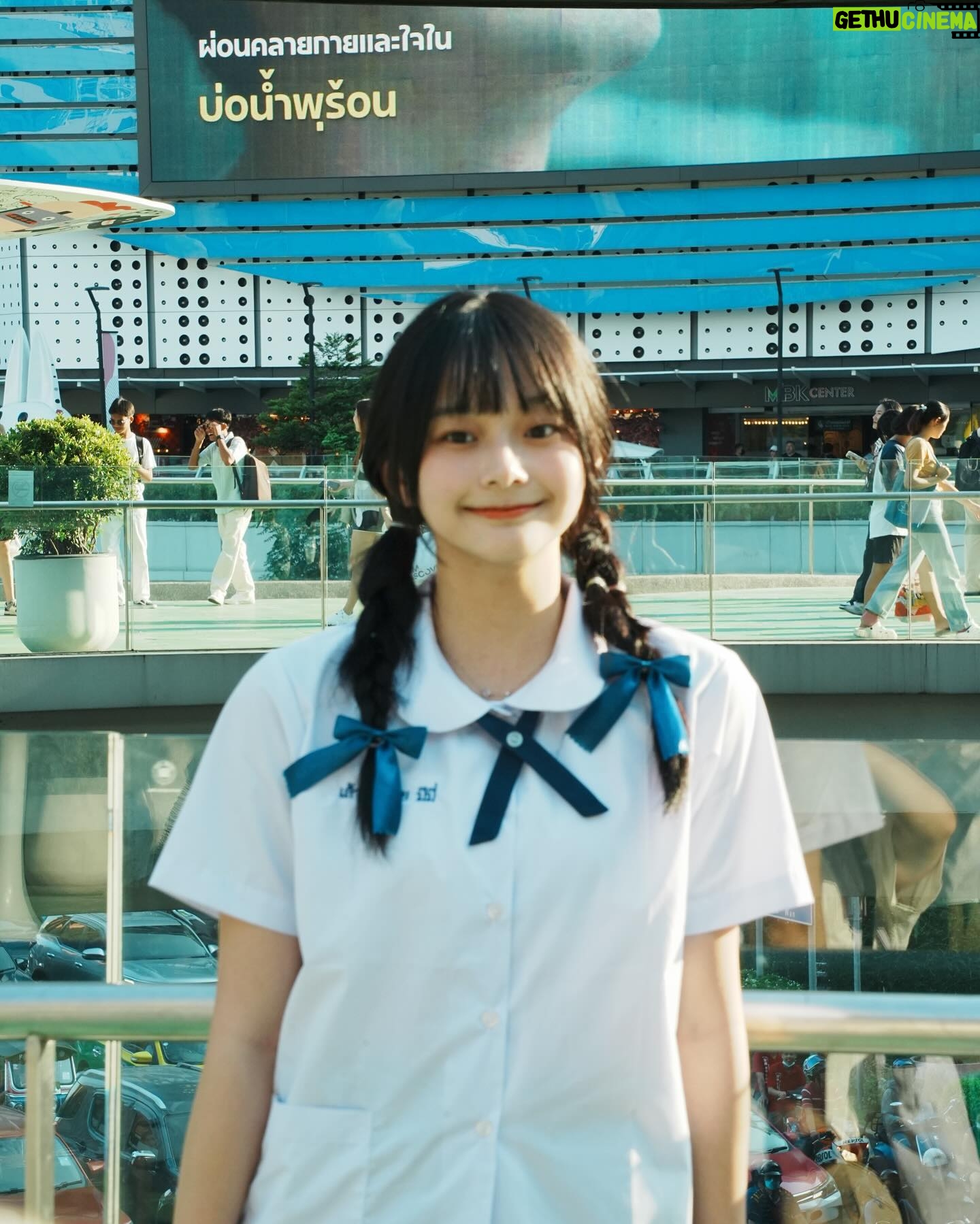 Mimi Shao - 2.4K Likes - -
ขอบคุณกรุงเทพ ฉันพร้อมจะเรียนจบแล้ว ฉันจะกลับมาที่นี่เหมือนผู้ใหญ่ครั้งต่อไป เจอกันใหม่ตอนหน้านะคะ♡︎