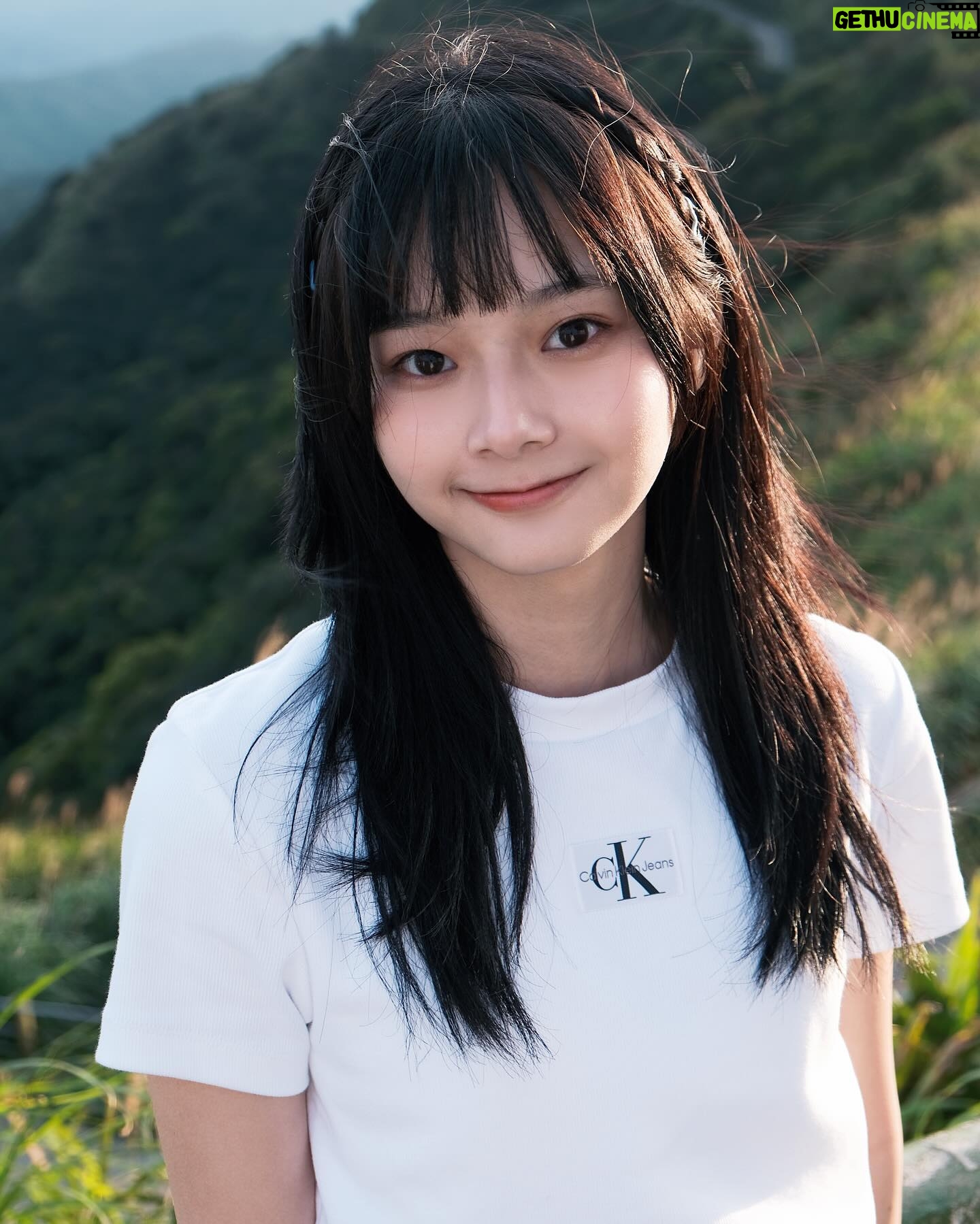 Mimi Shao - 2K Likes - -
在靠近太陽的山上吹吹風🌬️
不知不覺迎來大學最後一個學期
心中還有一些小朋友還沒長大的碎片
有點不捨脫離學生的身分
卻又期待畢業後的生活