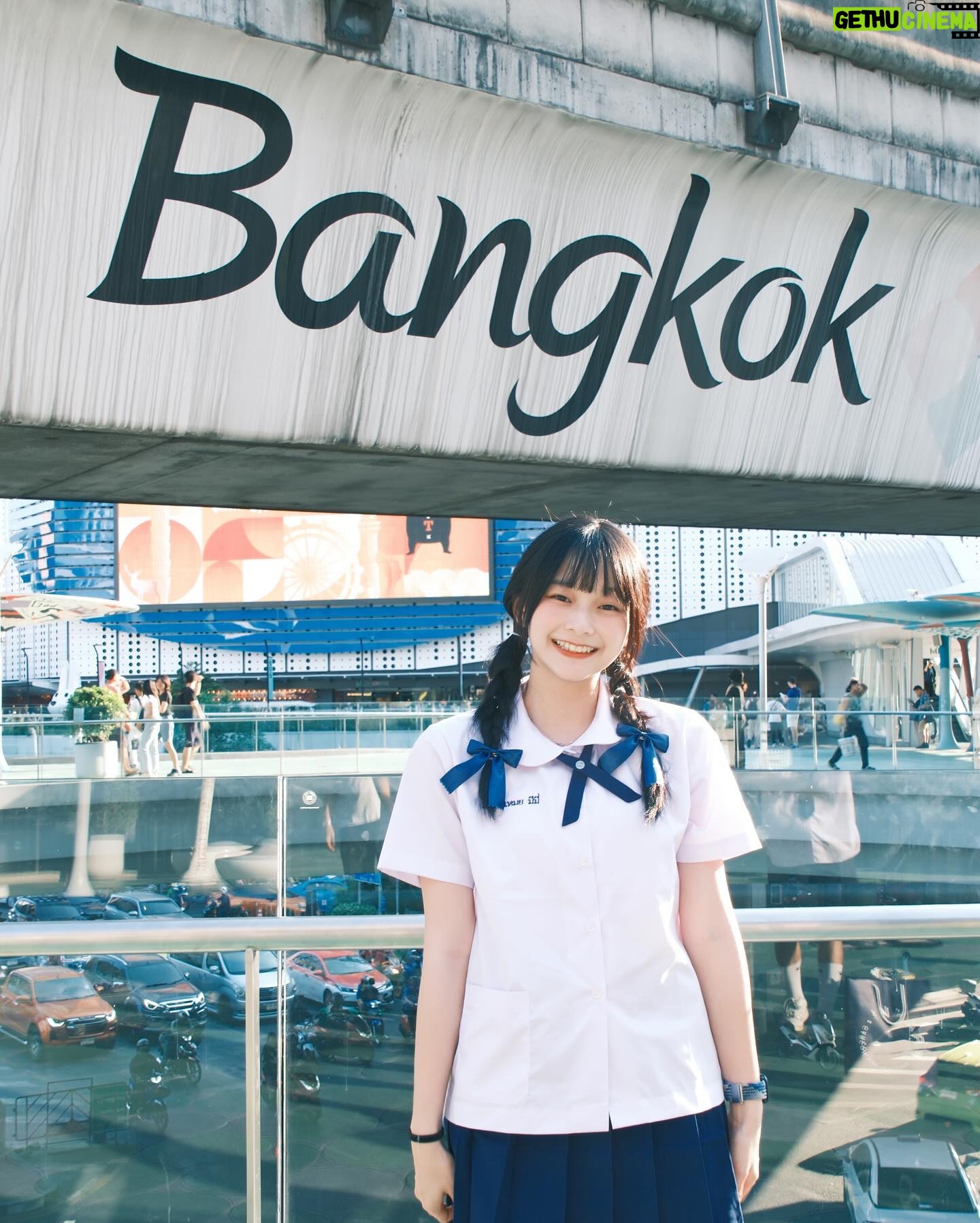 Mimi Shao - 2.4K Likes - -
ขอบคุณกรุงเทพ ฉันพร้อมจะเรียนจบแล้ว ฉันจะกลับมาที่นี่เหมือนผู้ใหญ่ครั้งต่อไป เจอกันใหม่ตอนหน้านะคะ♡︎