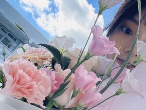 Mimi Shao Instagram - -
𝟸𝟶𝟸𝟹,𝟿,𝟸𝟹 殺青

謝謝妳療癒我
謝謝妳帶我去看海
謝謝妳帶我面對我一直不敢正視的傷口
謝謝妳讓我知道還有妳陪我

如此相像的妳 一定要繼續勇敢下去喔 
我在未來等妳

（拖這麼久才發一定又是因為走不出來ಥ_ಥ）