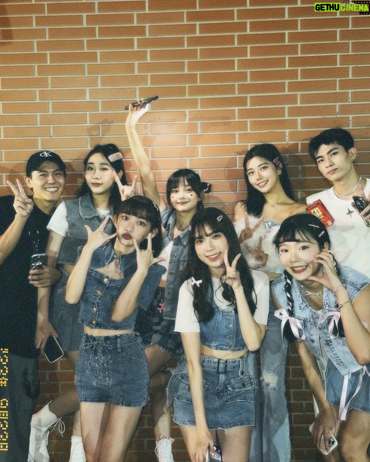 Mimi Shao - 2.1K Likes - -
很開心我的大學四年有YoungYoung一起
雖然大家都不Young了
但還是要繼續跳下去(((o(*゚▽゚*)o)))!
