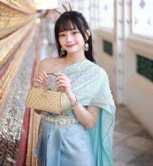 Mimi Shao Instagram - ชุดไทยสวยมากจริงๆ💙

但在中午艷陽39度下拍泰服
這體驗近期不會想再一次(」°ロ°)」