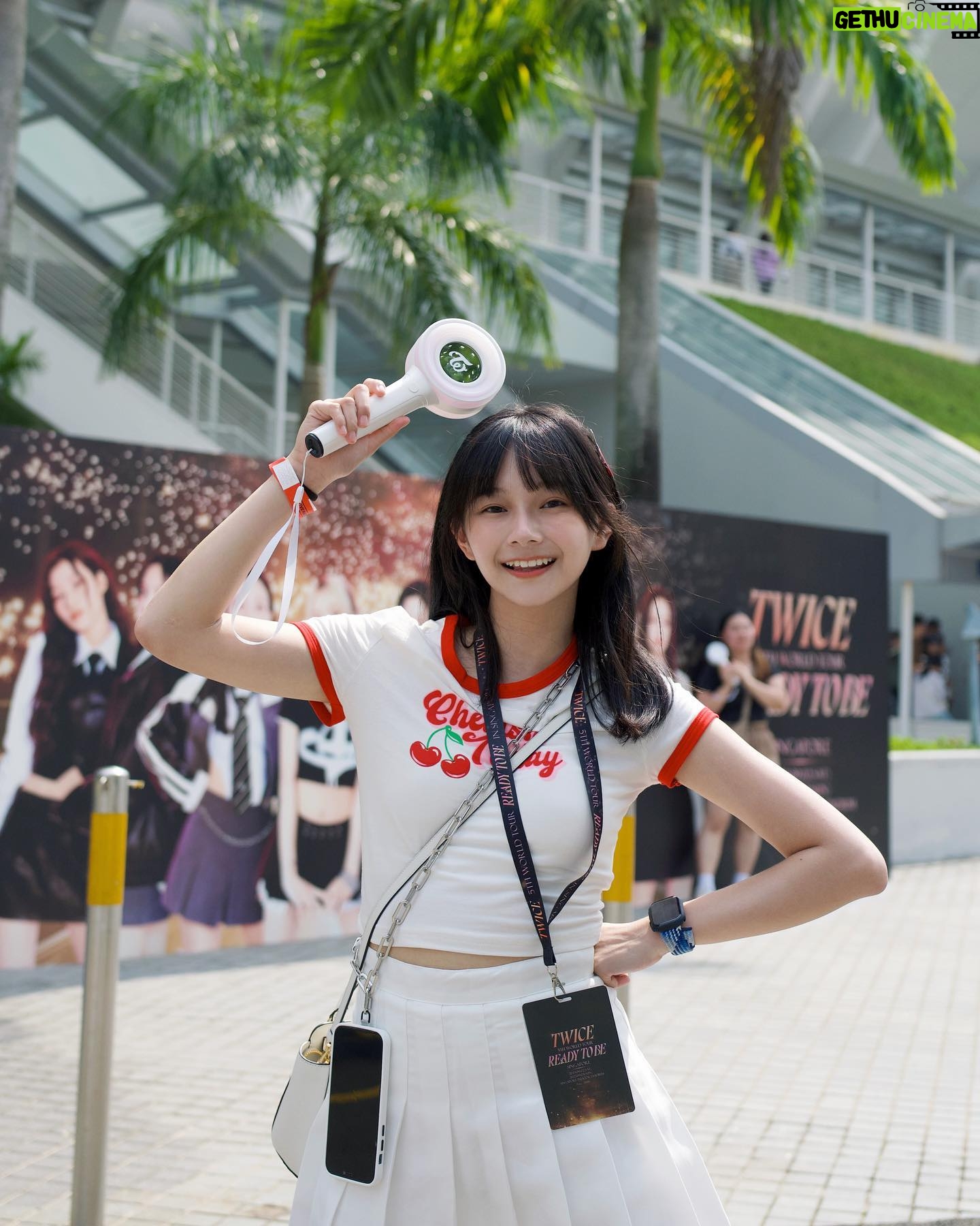 Mimi Shao - 3.3K Likes - -
第一次自己搭飛機✈️
太早到機場 所以在機場到處閒晃殺時間
結果機場人員誤以為我是跟爸媽走丟的迷路小孩⋯🫠
但很開心一切都很順利!
所有在旅途遇到的人都很照顧我
謝謝你們 可以被這麼多人愛著 很幸福
原本覺得我只是個愛聽TWICE歌的人
但沒想到她們開始唱歌時 我感動到快哭出來⋯
那時候才意識到 其實我真的很喜歡她們
一定有人想說:
妳都為了她們跑去新加坡了,一定是非常非常喜歡她們啊
我在還沒去之前都覺得我只是想去看看
但我現在真的確定自己很喜歡了ಥ_ಥ
有種確認自己心意的感覺 ?