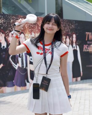 Mimi Shao Instagram - -
第一次自己搭飛機✈️
太早到機場 所以在機場到處閒晃殺時間
結果機場人員誤以為我是跟爸媽走丟的迷路小孩⋯🫠

但很開心一切都很順利！ 
所有在旅途遇到的人都很照顧我
謝謝你們 可以被這麼多人愛著 很幸福

原本覺得我只是個愛聽TWICE歌的人
但沒想到她們開始唱歌時 我感動到快哭出來⋯
那時候才意識到 其實我真的很喜歡她們

一定有人想說：
妳都為了她們跑去新加坡了，一定是非常非常喜歡她們啊

我在還沒去之前都覺得我只是想去看看
但我現在真的確定自己很喜歡了ಥ_ಥ
有種確認自己心意的感覺 ？