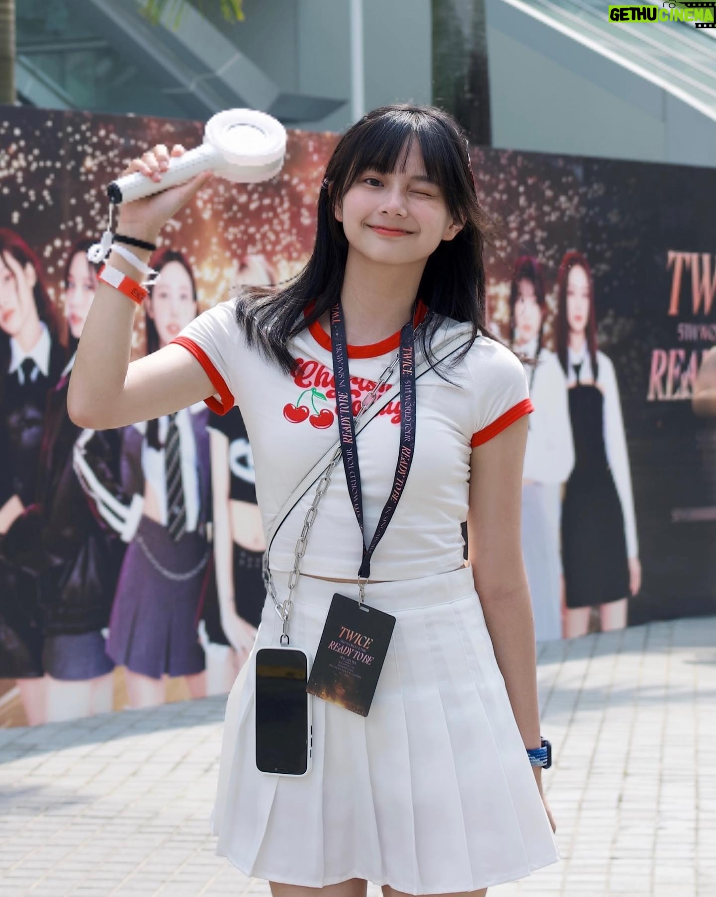 Mimi Shao - 3.3K Likes - -
第一次自己搭飛機✈️
太早到機場 所以在機場到處閒晃殺時間
結果機場人員誤以為我是跟爸媽走丟的迷路小孩⋯🫠
但很開心一切都很順利!
所有在旅途遇到的人都很照顧我
謝謝你們 可以被這麼多人愛著 很幸福
原本覺得我只是個愛聽TWICE歌的人
但沒想到她們開始唱歌時 我感動到快哭出來⋯
那時候才意識到 其實我真的很喜歡她們
一定有人想說:
妳都為了她們跑去新加坡了,一定是非常非常喜歡她們啊
我在還沒去之前都覺得我只是想去看看
但我現在真的確定自己很喜歡了ಥ_ಥ
有種確認自己心意的感覺 ?
