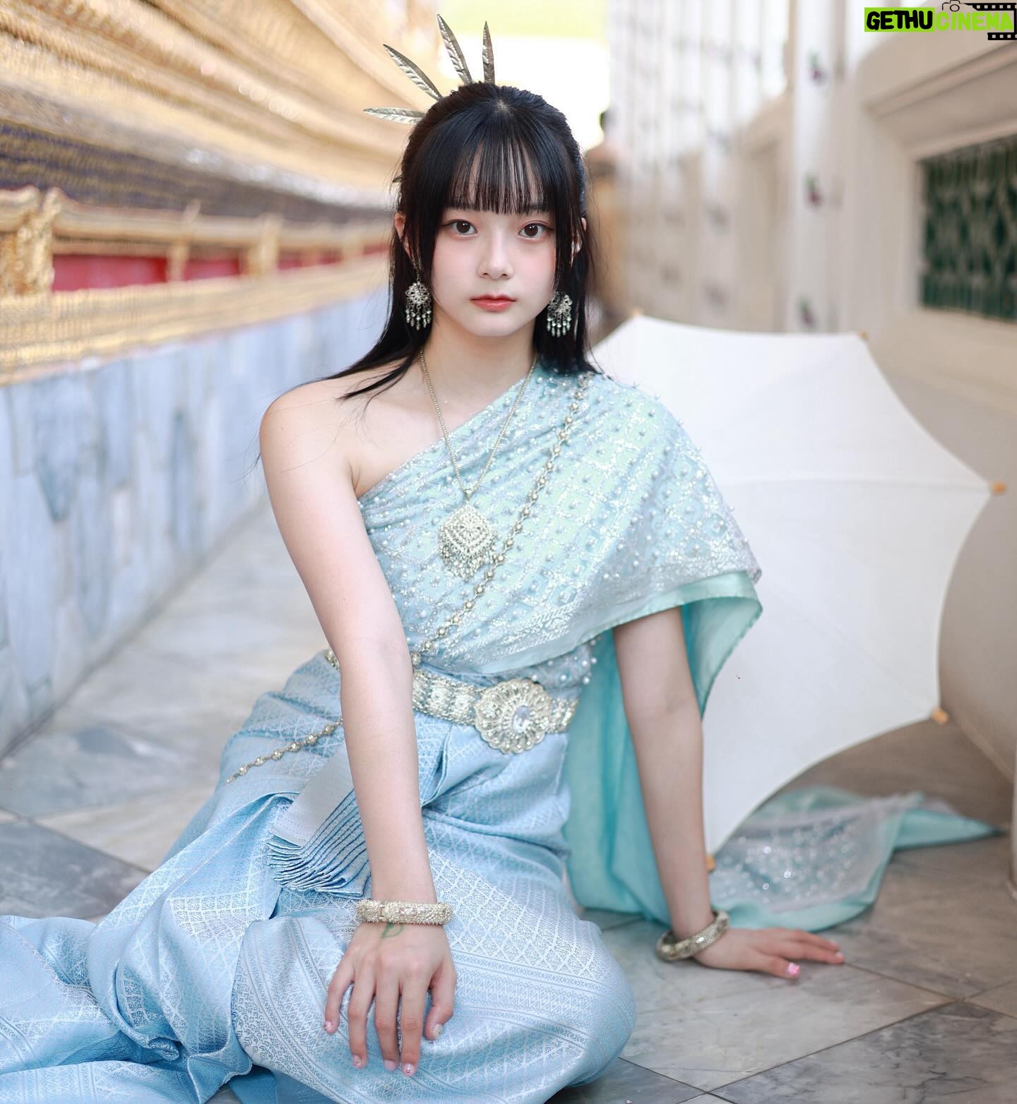 Mimi Shao - 3.6K Likes - ชุดไทยสวยมากจริงๆ💙
但在中午艷陽39度下拍泰服
這體驗近期不會想再一次(」°ロ°)」