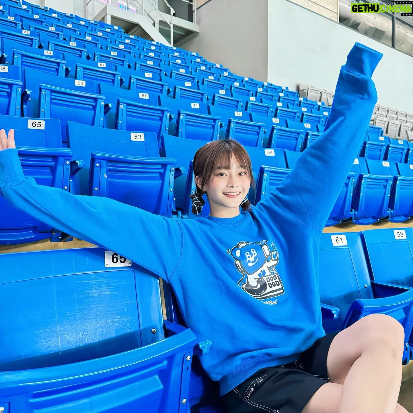 Mimi Shao - 1.7K Likes - -
最近都有好好生活
除了前陣子身體不舒服躺了好幾天以外
其他天都還是忙碌無比🫨
🐻👔 @nihow_official @badblue_badblue
《苦魯人生》倒數53天