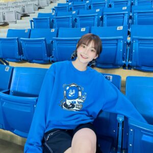 Mimi Shao Instagram - -
最近都有好好生活
除了前陣子身體不舒服躺了好幾天以外
其他天都還是忙碌無比🫨

🐻👔 @nihow_official @badblue_badblue 

《苦魯人生》倒數53天