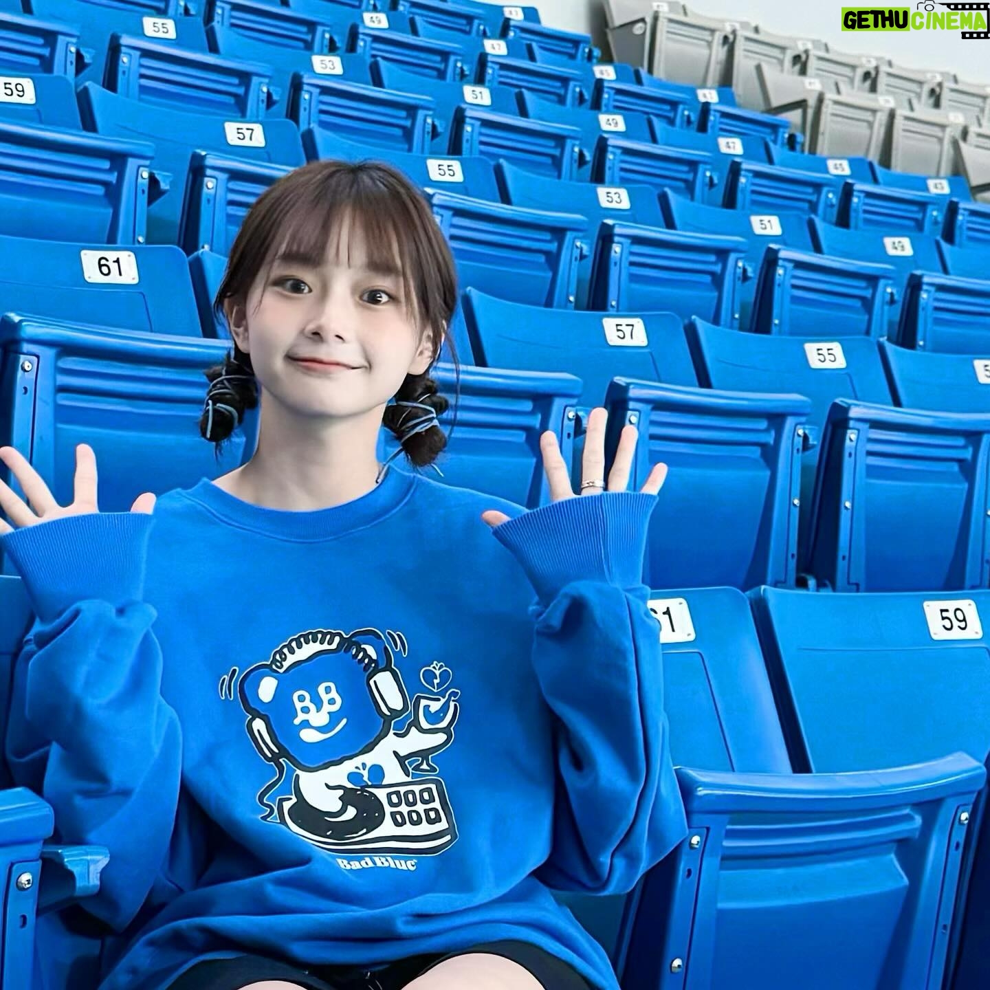 Mimi Shao - 1.7K Likes - -
最近都有好好生活
除了前陣子身體不舒服躺了好幾天以外
其他天都還是忙碌無比🫨
🐻👔 @nihow_official @badblue_badblue
《苦魯人生》倒數53天