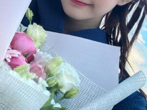 Mimi Shao Instagram - -
《看看你有多愛我》正式殺青了🫶🏻
圓了最初的夢 心滿意足
謝謝大家的照顧跟信任

殺青一定要跟花拍照紀念
還要做成乾燥花🌷💕