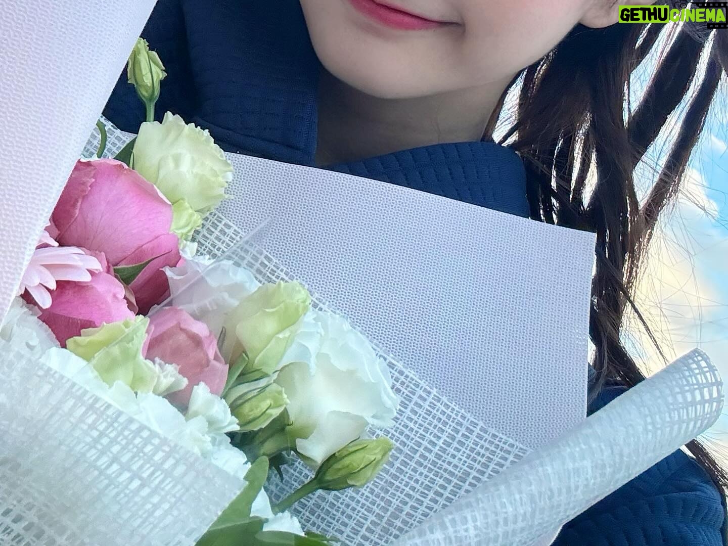 Mimi Shao - 2.2K Likes - -
《看看你有多愛我》正式殺青了🫶🏻
圓了最初的夢 心滿意足
謝謝大家的照顧跟信任
殺青一定要跟花拍照紀念
還要做成乾燥花🌷💕