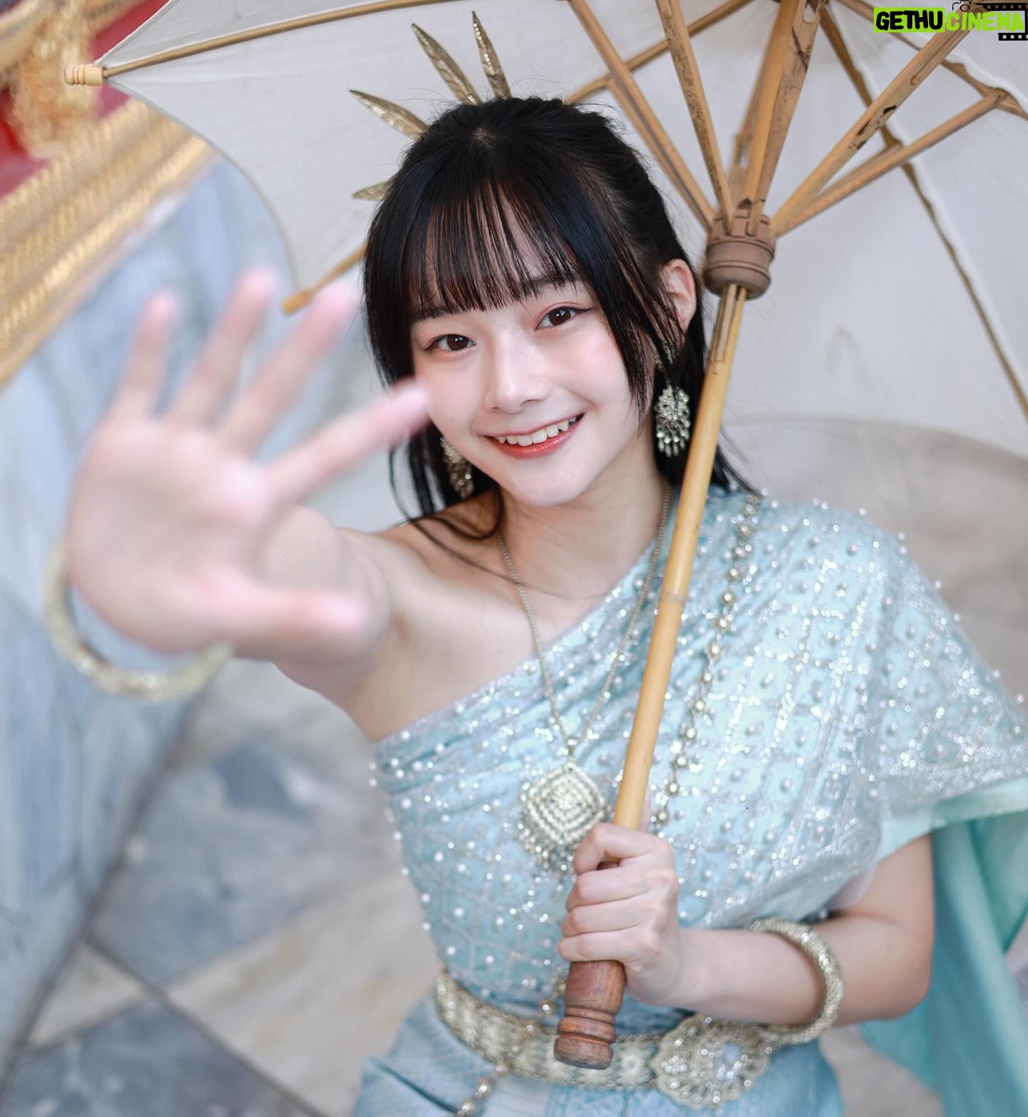 Mimi Shao - 3.6K Likes - ชุดไทยสวยมากจริงๆ💙
但在中午艷陽39度下拍泰服
這體驗近期不會想再一次(」°ロ°)」