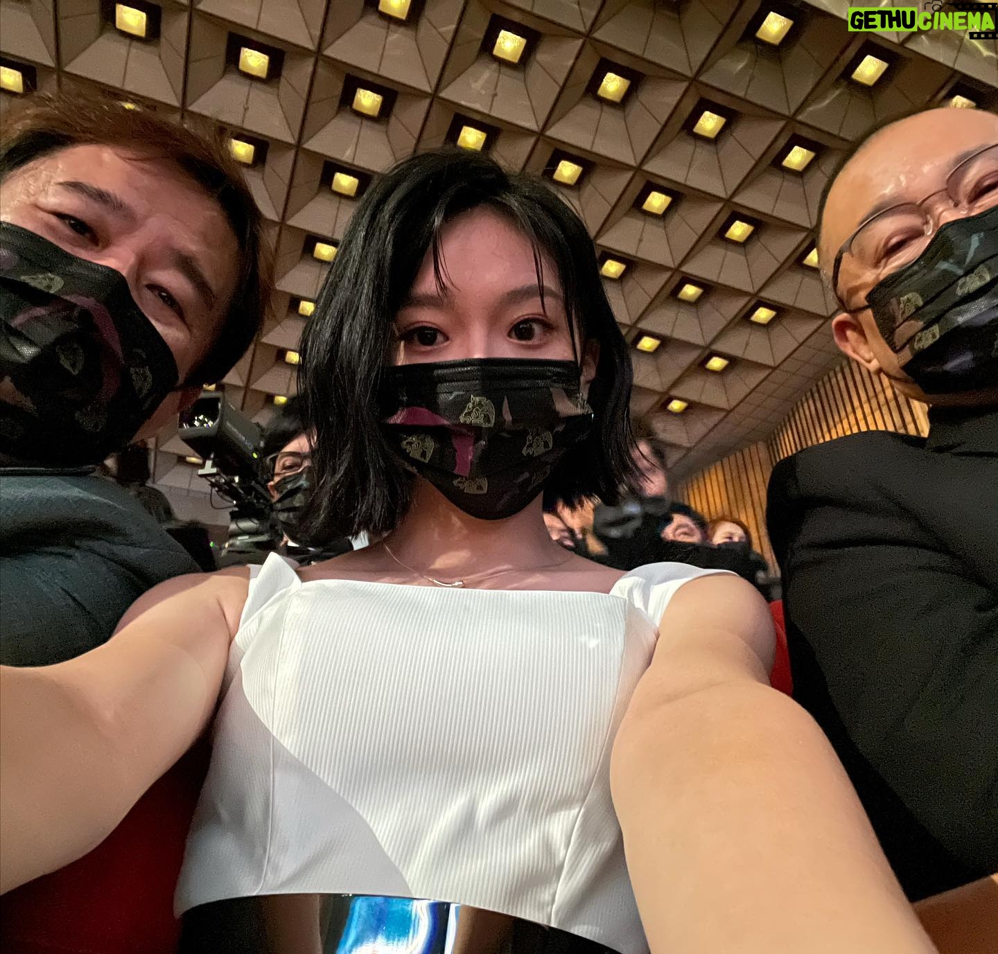 Mimi Shao - 6.4K Likes - -
金馬57 金馬57
很高興第一次參與夢寐以求的金馬就是跟著最喜歡的刻在,心情到現在都無法平復,像夢一樣。
聽見入圍的獎項,得獎的是刻在你心底的名字,藏不住內心的喜悅跟感動,好高興我也是刻在的一份子!
想謝謝這一路上給我加油打氣支持我們的所有人,我會記在心裡,加倍的努力,謝謝你們!這段旅程真的好美⋯
最辛苦的工作人員們 謝謝你們 我愛你們!💞
也想跟我最愛的哥哥說⋯
你最棒了!水啦!💜
一起加油💪
謝謝🙏
Dress :@jasmine_galleria_taipei
Make up : @yml.makeup
Hair : @jimmy1987909