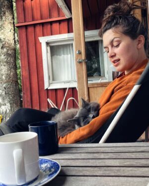 Mimosa Willamo Instagram - Jos saisin päättää, joisin jokaiset iltapäiväkahvit landen terdellä Nyyppä tai Hemppa sylissä.