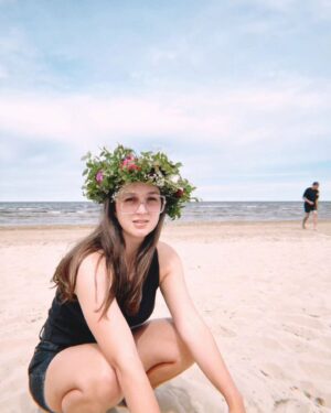 Mimosa Willamo Instagram - Kesäkuu, ja moottoritie oli kuuma.

1: Jurmala, kyykyssä.
2: Helsinki, parhaimman AR2-jengin kanssa karonkoimassa.
3: Lohja, lande ja 🍉
4: Seinäjoki, Måneskin ja puolet broideista.
5: Terveisiä hallitukselle!