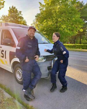 Mimosa Willamo Instagram - PURKU! 57/57

Kiitos MuHa-jengi, kiitos Hangon off-season, kiitos ja anteeksi viimeisen kahdeksan päivän tiukasta studiorupeamasta.
Jonttu ja Eino, partners in selvitellään crimeä, ei tästä mitään ois tullu ilman teitä.

#murhahangossa
#jarowskijfinland