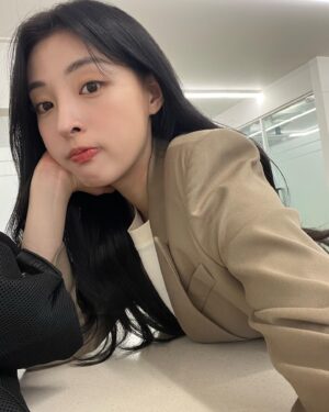 Min Ha-ram Instagram - 바쁘니 좋구먼 🤟🏻