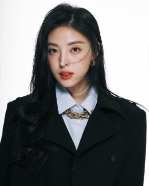 Min Ha-ram Instagram - 안녕 나야 하라무

📸 @circusbear_z 
💁🏻‍♀️ @zzoomakeup