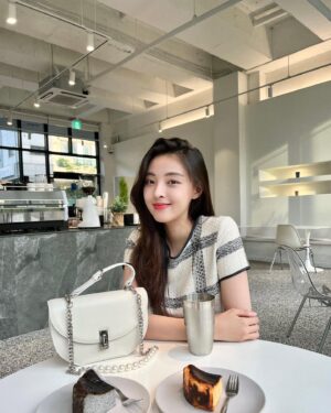 Min Ha-ram Instagram - 요즘 내 최애 데일리 백 🤍
@feria_studio