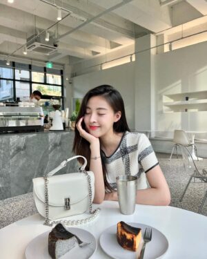Min Ha-ram Instagram - 요즘 내 최애 데일리 백 🤍
@feria_studio